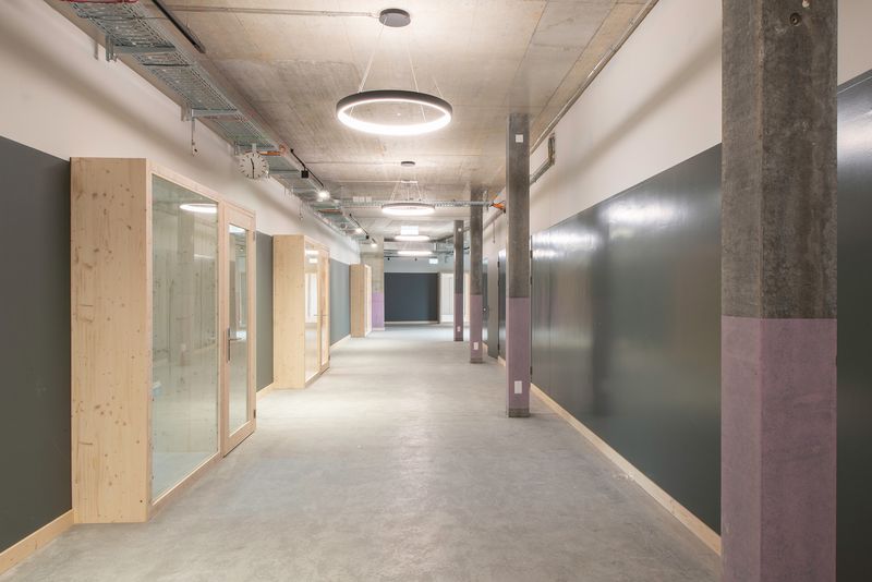 Kantonales Schulprovisorium und Schule für Gestaltung im Bernapark, Stettlen – Korridor Schulräume – Aebi & Vincent Architekten SIA AG, Fotografie: Adrian Scheidegger